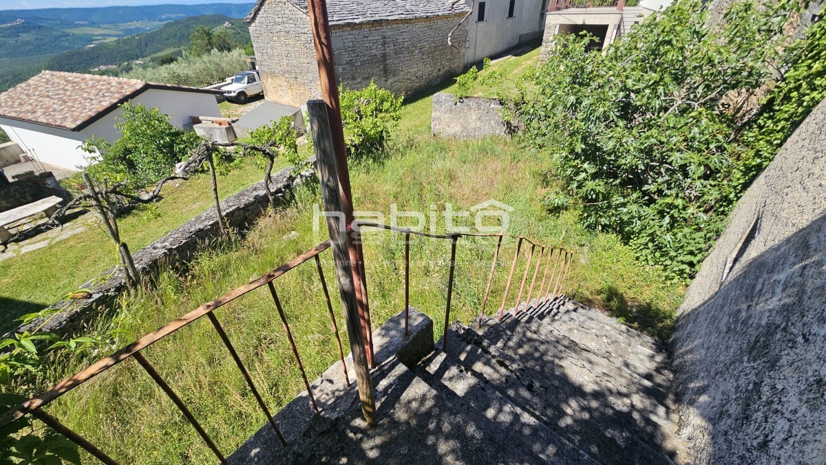 Oprtalj, Zrenj - OAZA MIRU, PANORAMSKI RAZGLED! Čudovita kamnita hiša z velikim vrtom