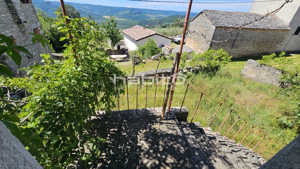 Oprtalj, Zrenj - OAZA MIRU, PANORAMSKI RAZGLED! Čudovita kamnita hiša z velikim vrtom