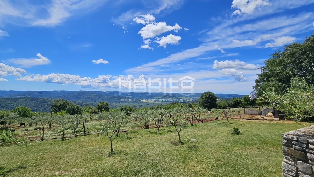 Oprtalj, Zrenj - OAZA MIRU, PANORAMSKI RAZGLED! Čudovita kamnita hiša z velikim vrtom