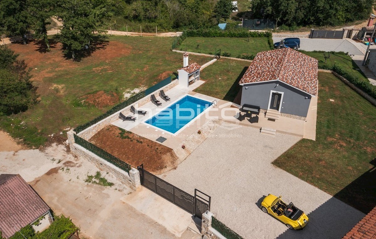 Poreč 17 km - Novogradnja, hiša z bazenom, izjemno mirna lokacija