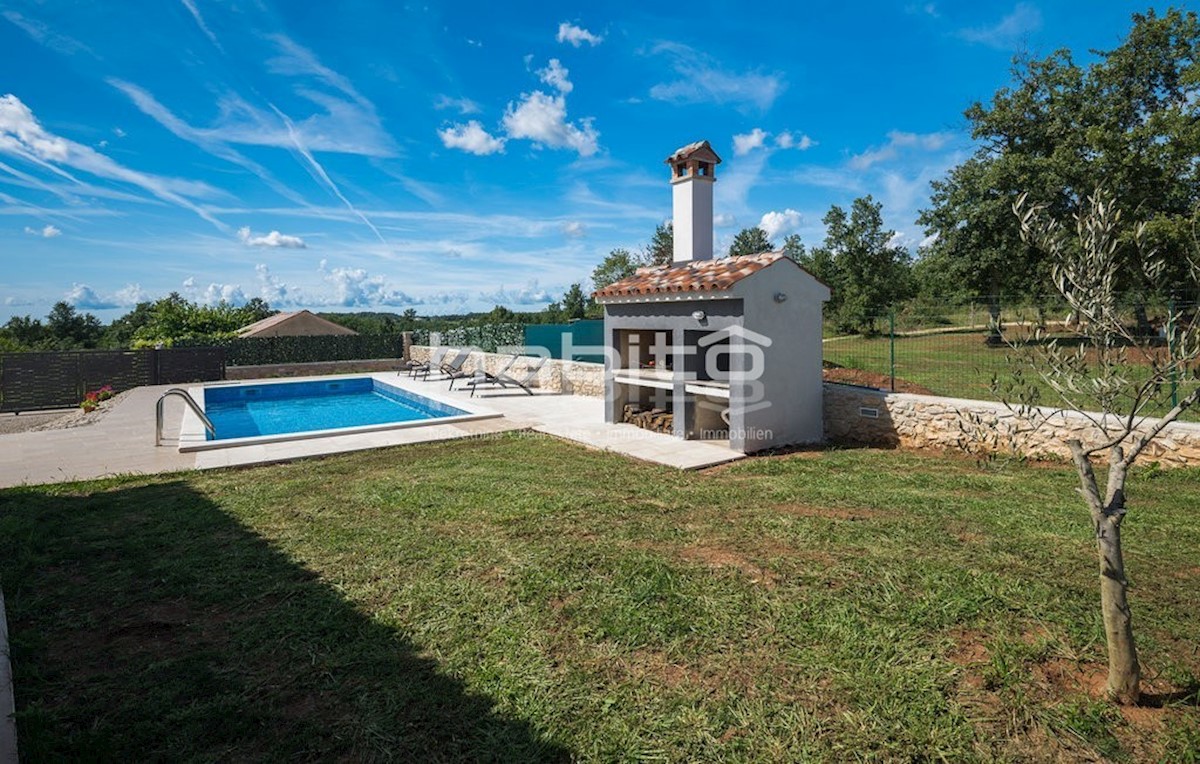 Poreč 17 km - Novogradnja, hiša z bazenom, izjemno mirna lokacija