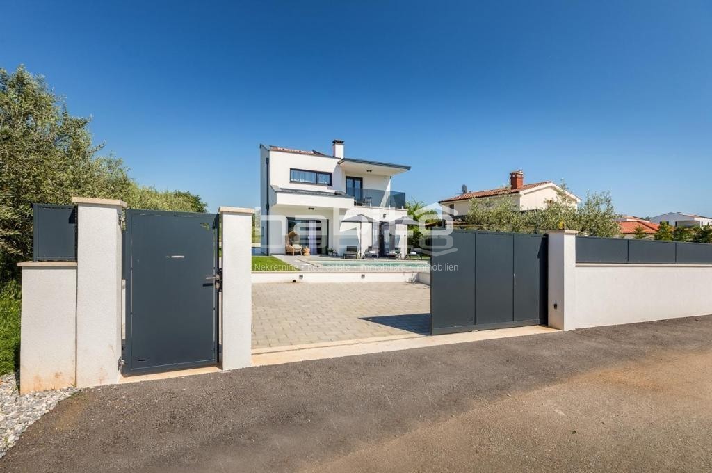 Poreč okolica - Prekrasna hiša na robu naselja s pogledom na morje