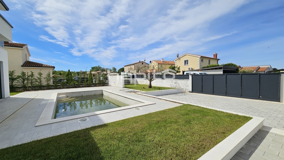 Poreč okolica - Prekrasna hiša na robu naselja s pogledom na morje