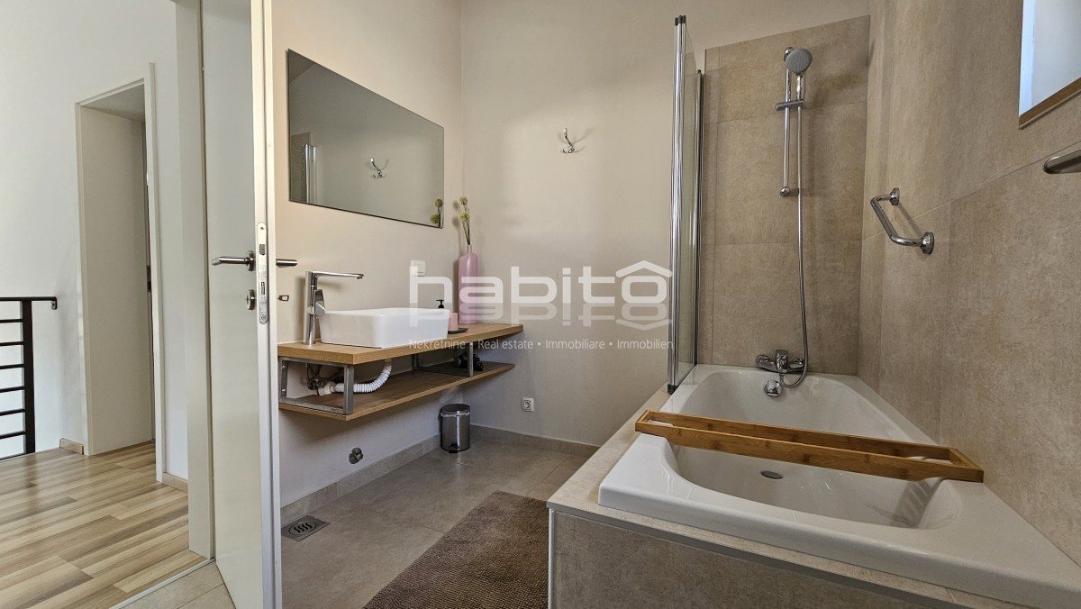 Poreč - Samostojna vila z bazenom in pogledom na morje