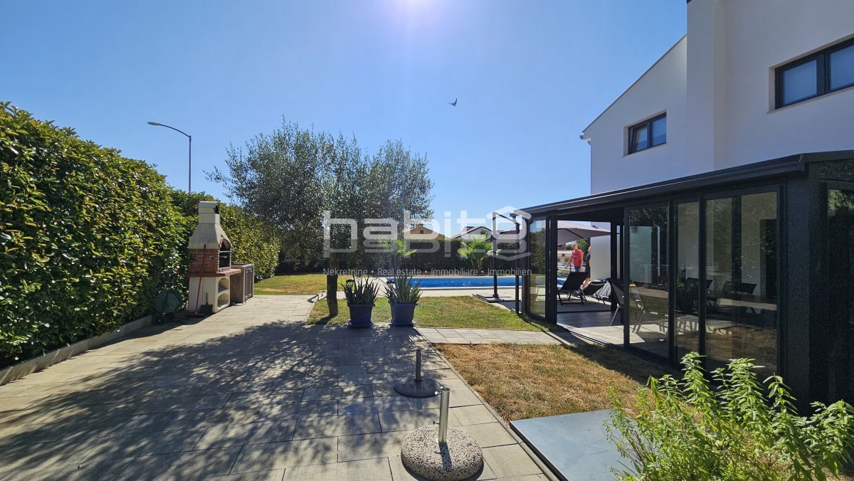 Poreč - Samostojna vila z bazenom in pogledom na morje