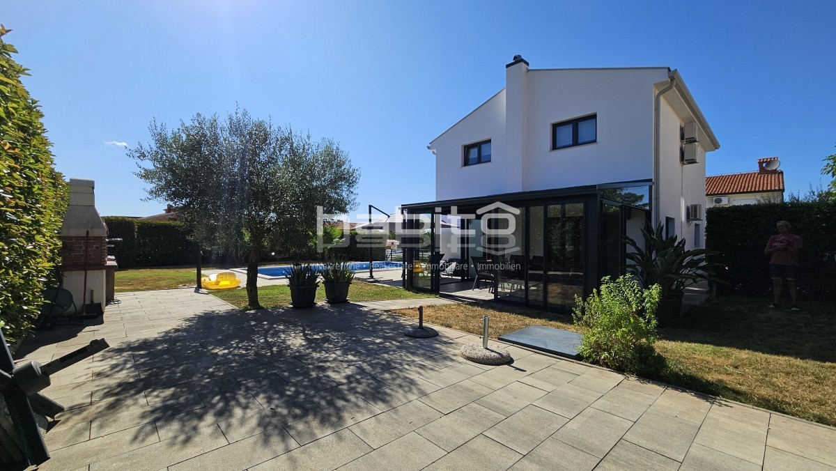 Poreč - Samostojna vila z bazenom in pogledom na morje
