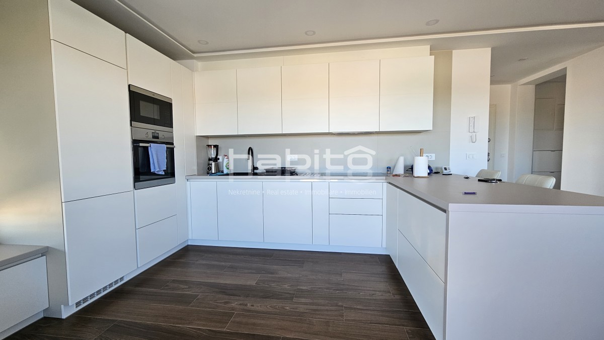Luksuzni Penthouse s Panoramskim Pogledom na Morje v Okolici Poreča