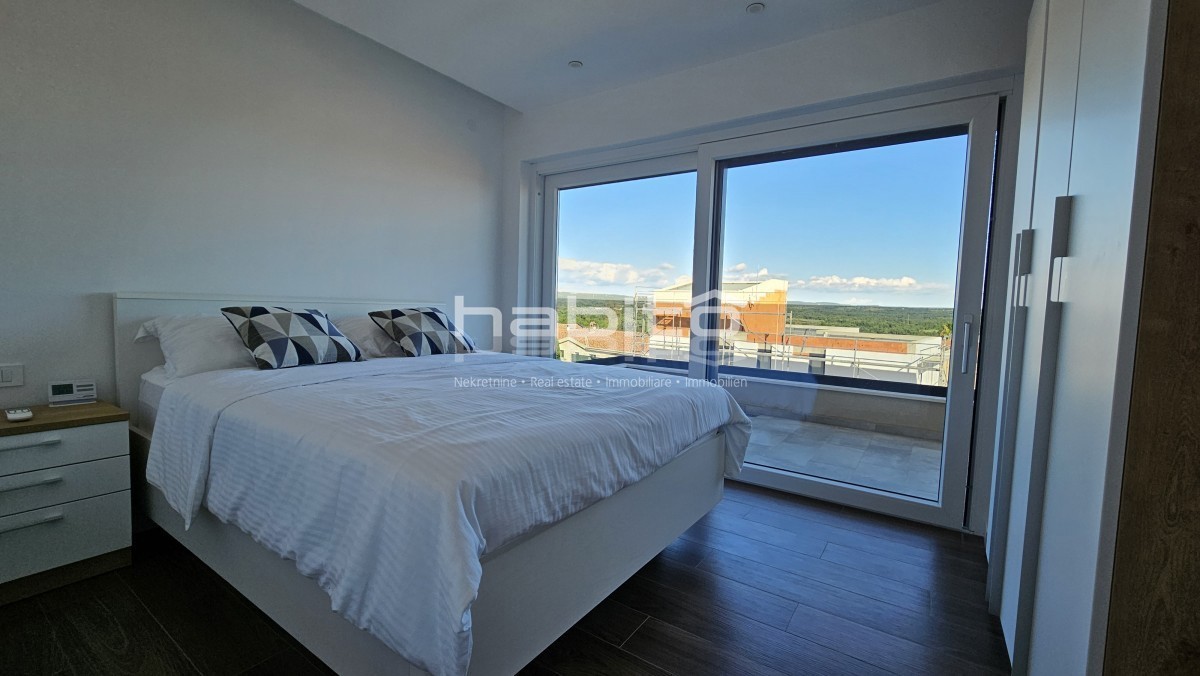 Luksuzni Penthouse s Panoramskim Pogledom na Morje v Okolici Poreča