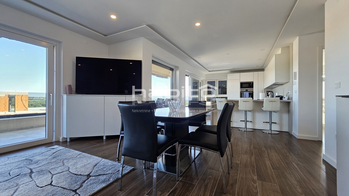 Luksuzni Penthouse s Panoramskim Pogledom na Morje v Okolici Poreča