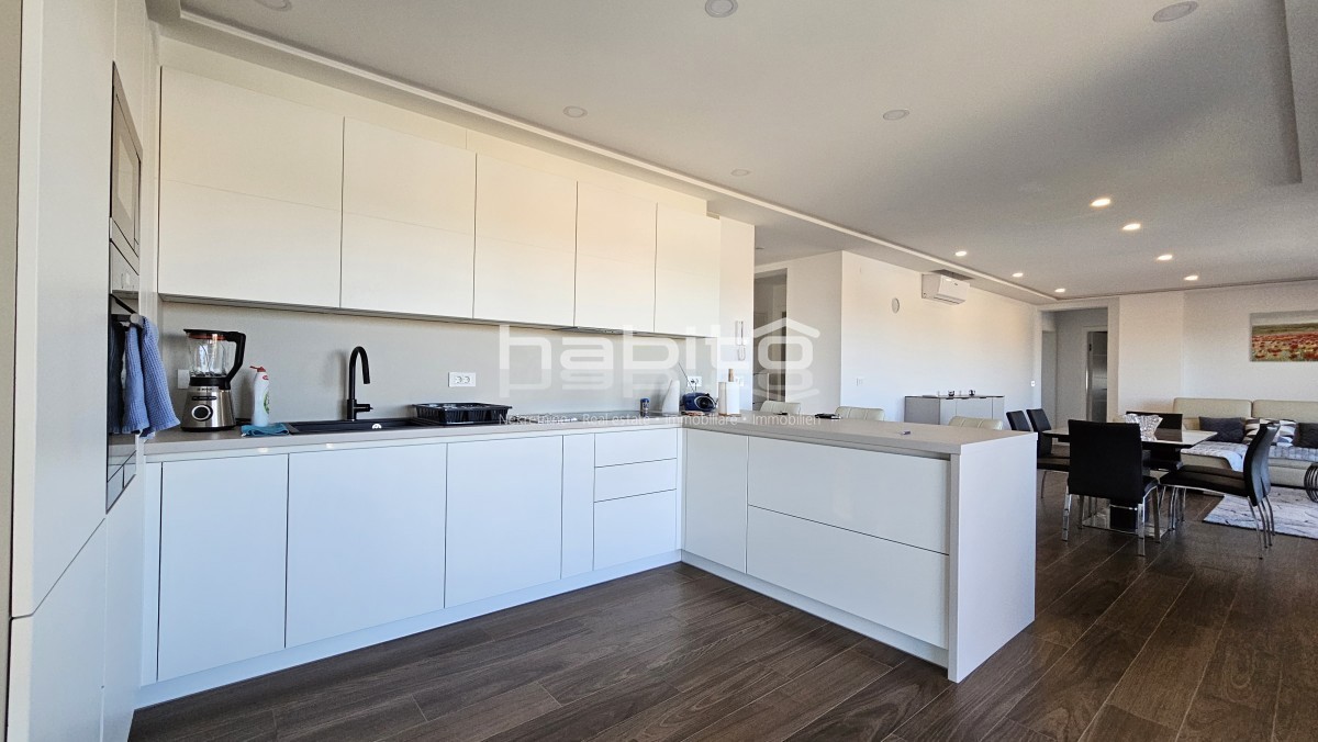 Luksuzni Penthouse s Panoramskim Pogledom na Morje v Okolici Poreča