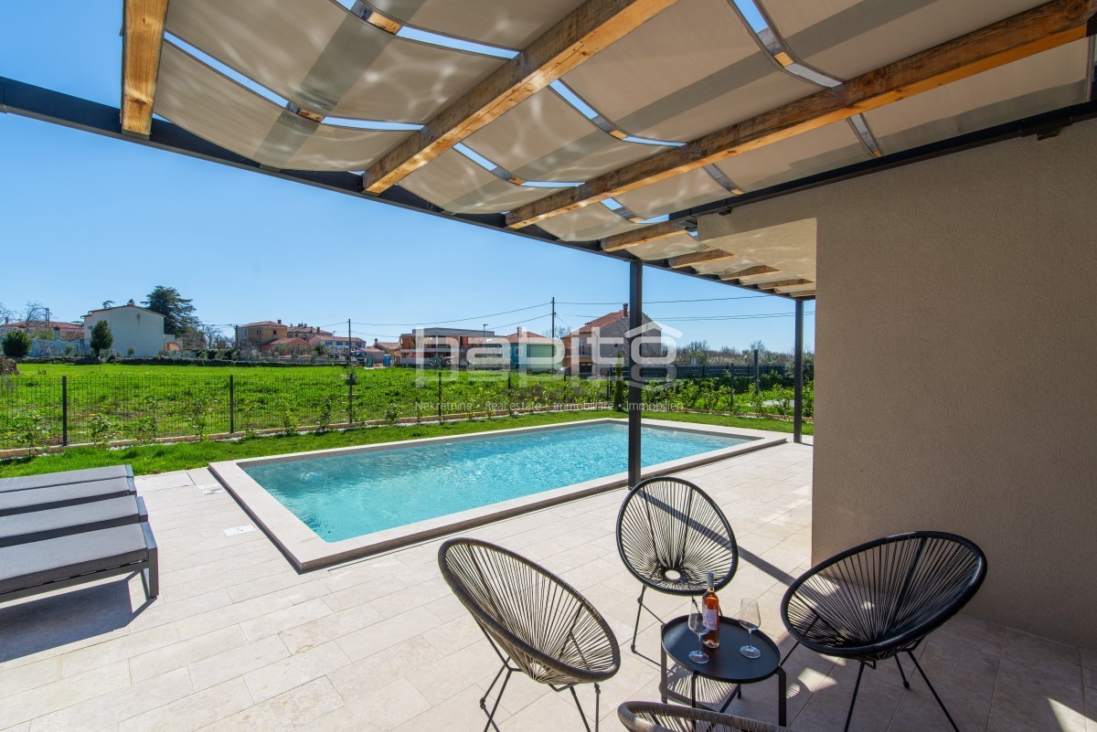 Krnica - Luksuzna Vila z Bazenom na Mirni Lokaciji Blizu Morja