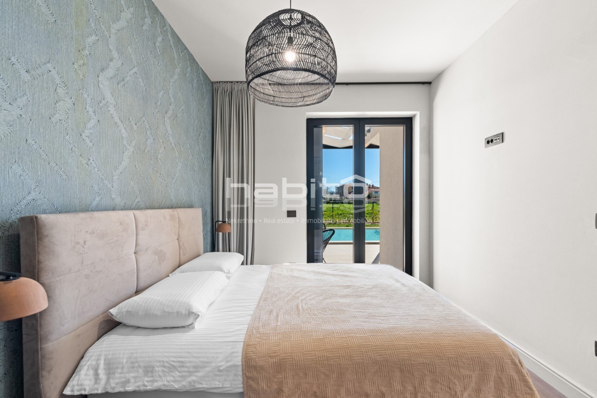 Krnica - Luksuzna Vila z Bazenom na Mirni Lokaciji Blizu Morja