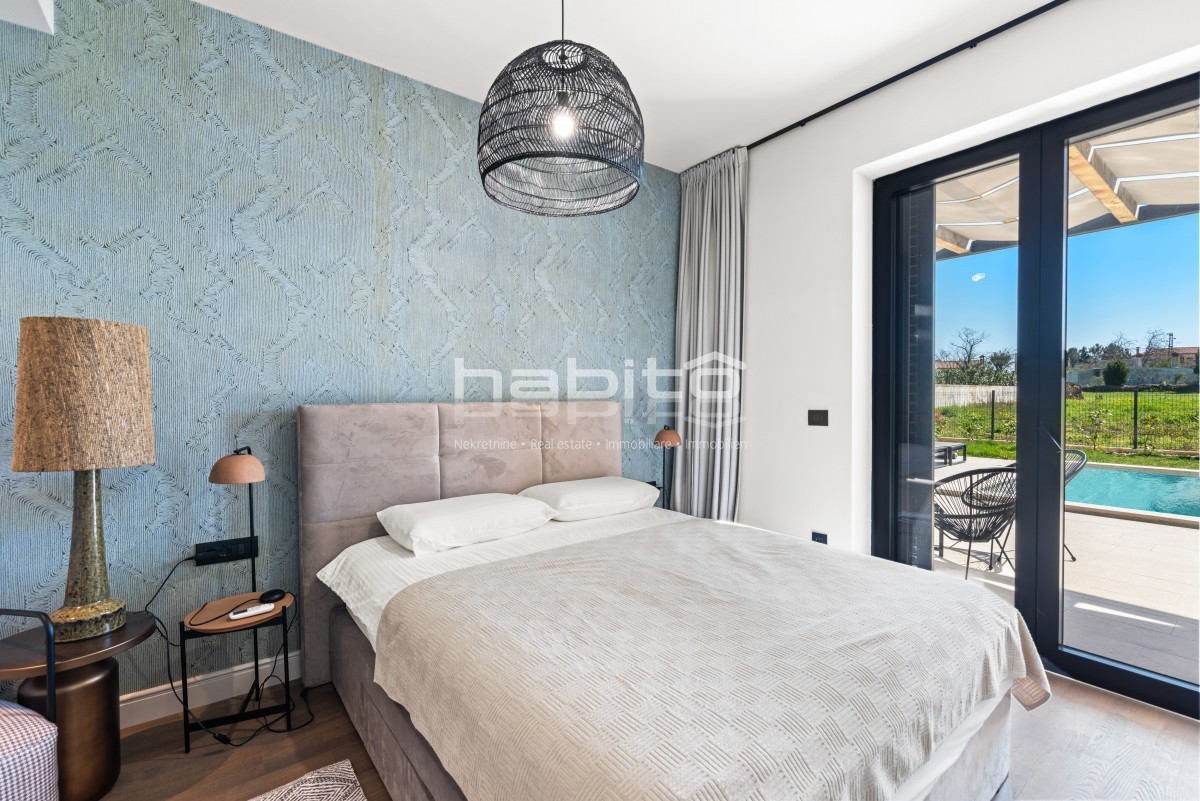 Krnica - Luksuzna Vila z Bazenom na Mirni Lokaciji Blizu Morja