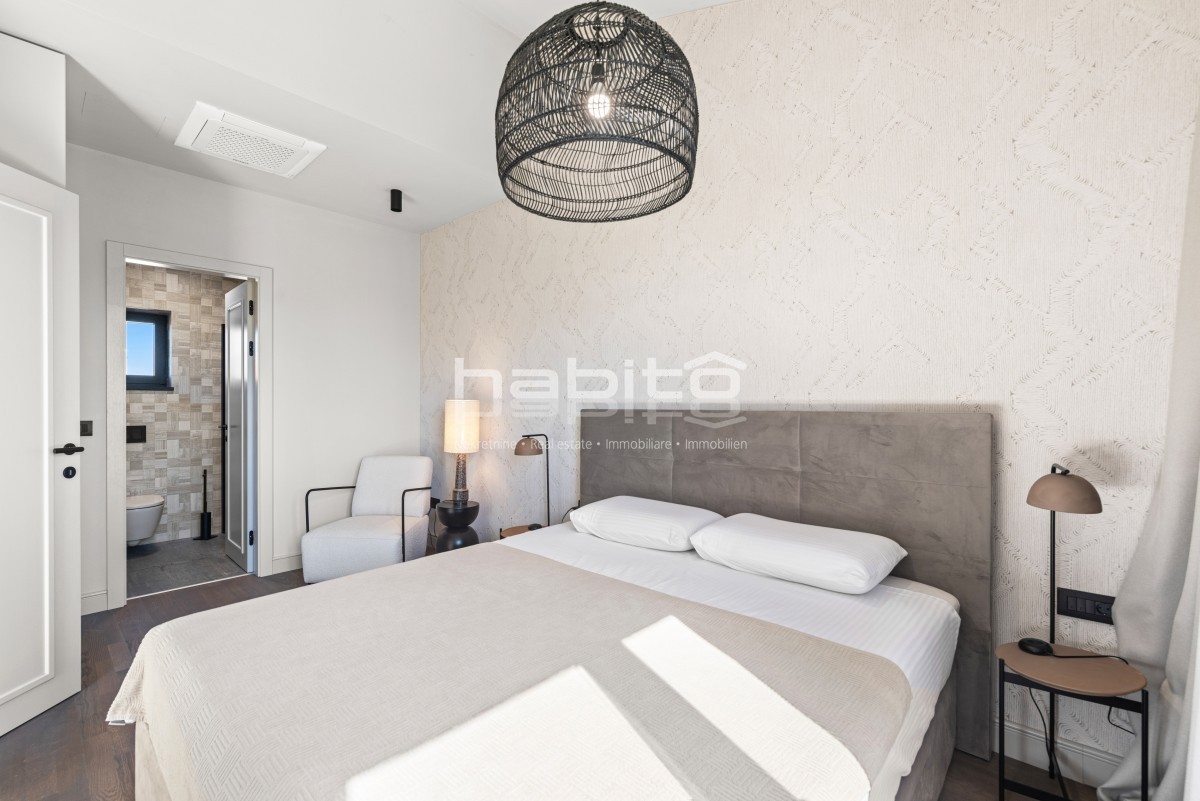 Krnica - Luksuzna Vila z Bazenom na Mirni Lokaciji Blizu Morja