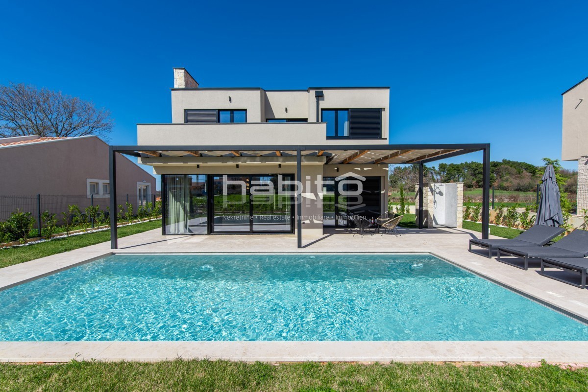 Krnica - Luksuzna Vila z Bazenom na Mirni Lokaciji Blizu Morja