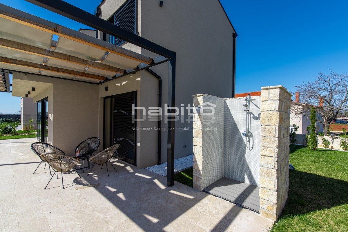 Krnica - Luksuzna Vila z Bazenom na Mirni Lokaciji Blizu Morja