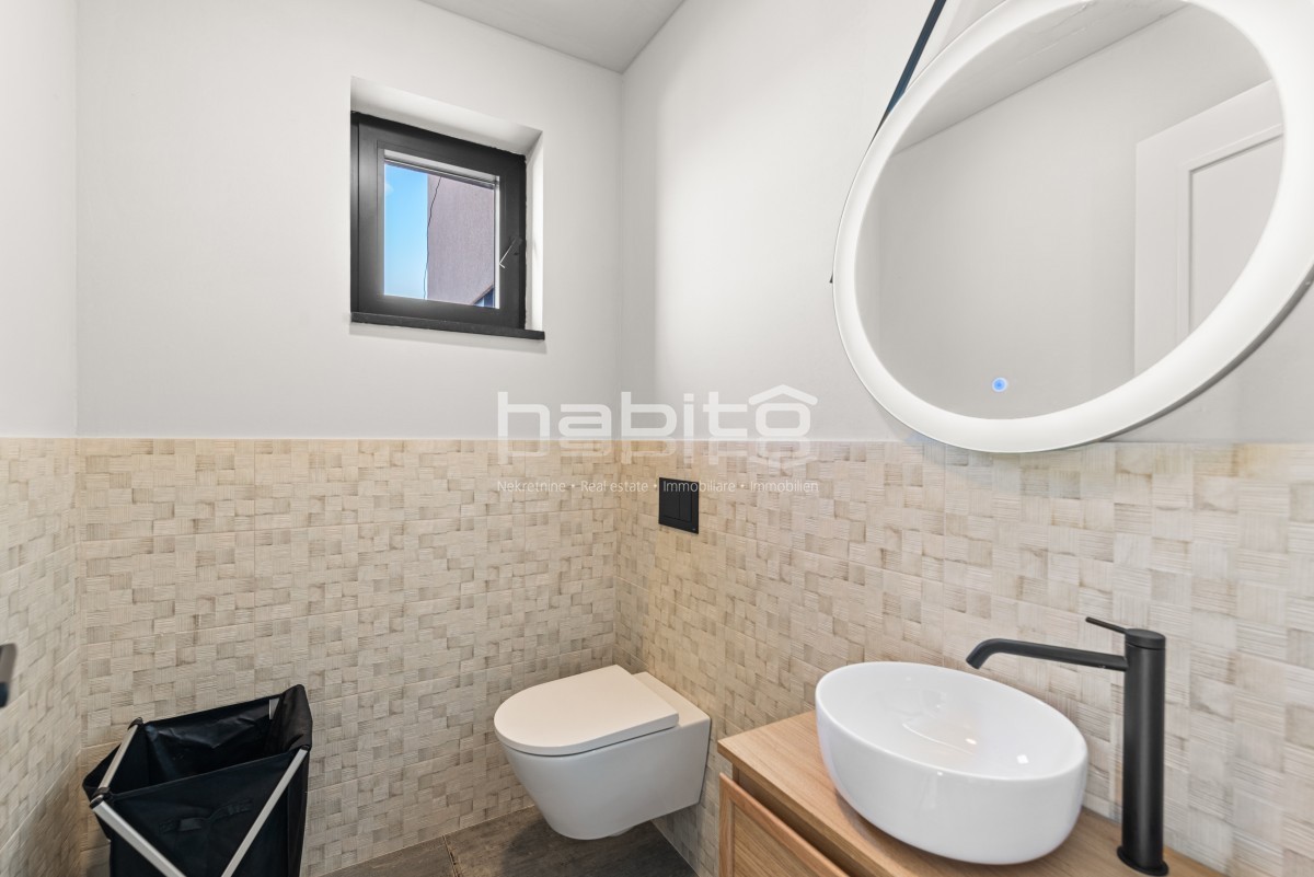 Krnica - Luksuzna Vila z Bazenom na Mirni Lokaciji Blizu Morja