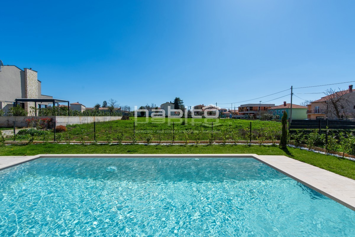 Krnica - Luksuzna Vila z Bazenom na Mirni Lokaciji Blizu Morja