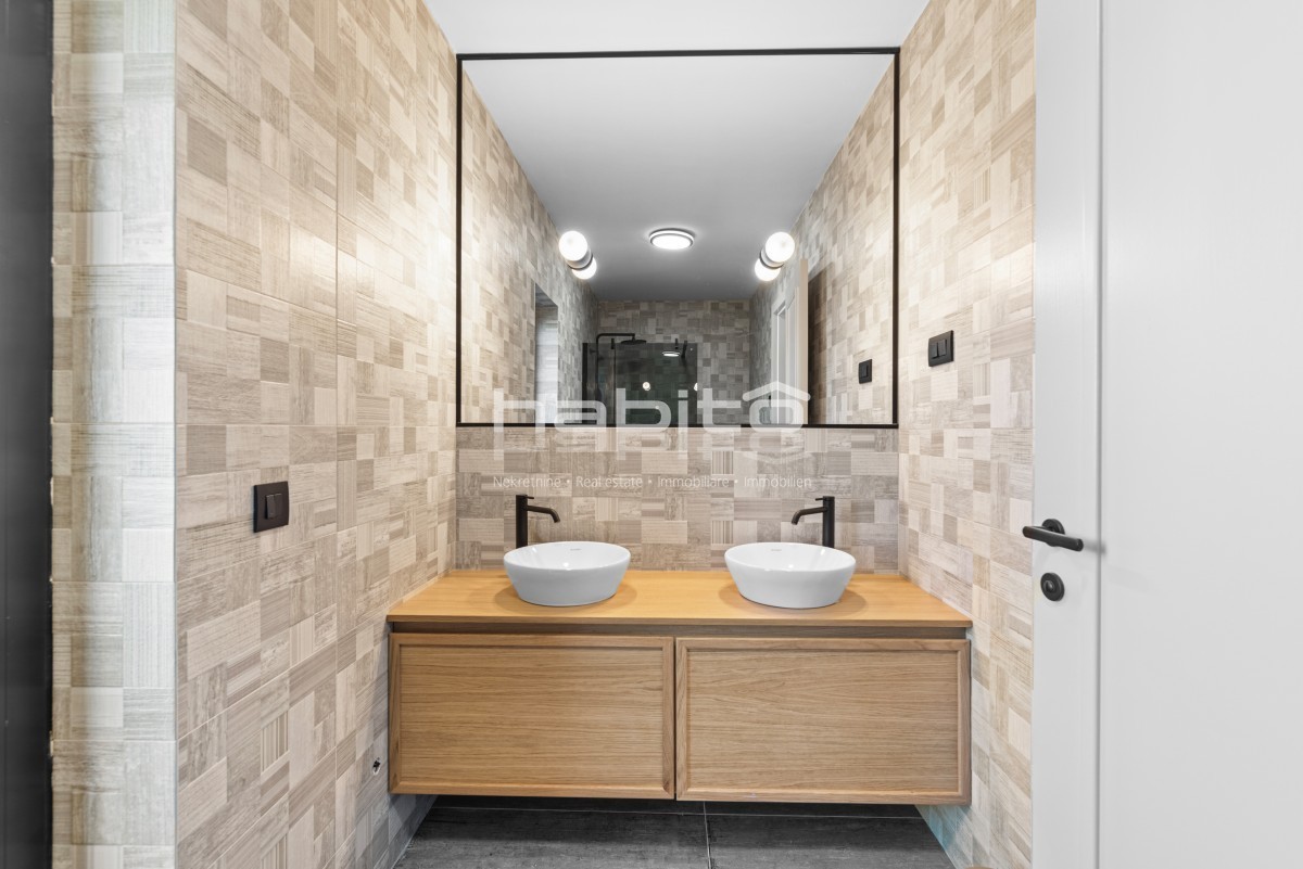 Krnica - Luksuzna Vila z Bazenom na Mirni Lokaciji Blizu Morja