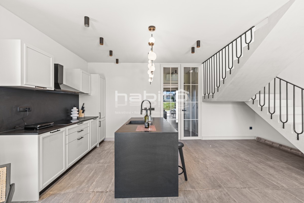 Krnica - Luksuzna Vila z Bazenom na Mirni Lokaciji Blizu Morja