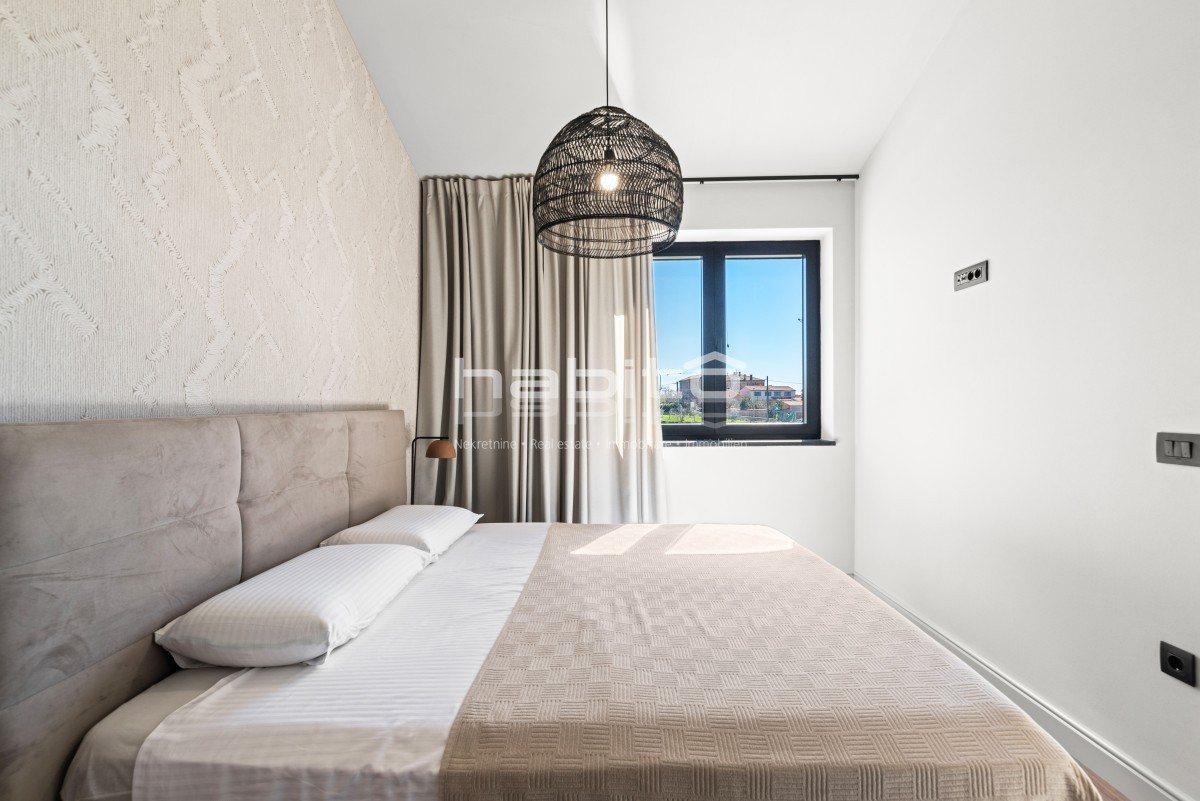 Krnica - Luksuzna Vila z Bazenom na Mirni Lokaciji Blizu Morja