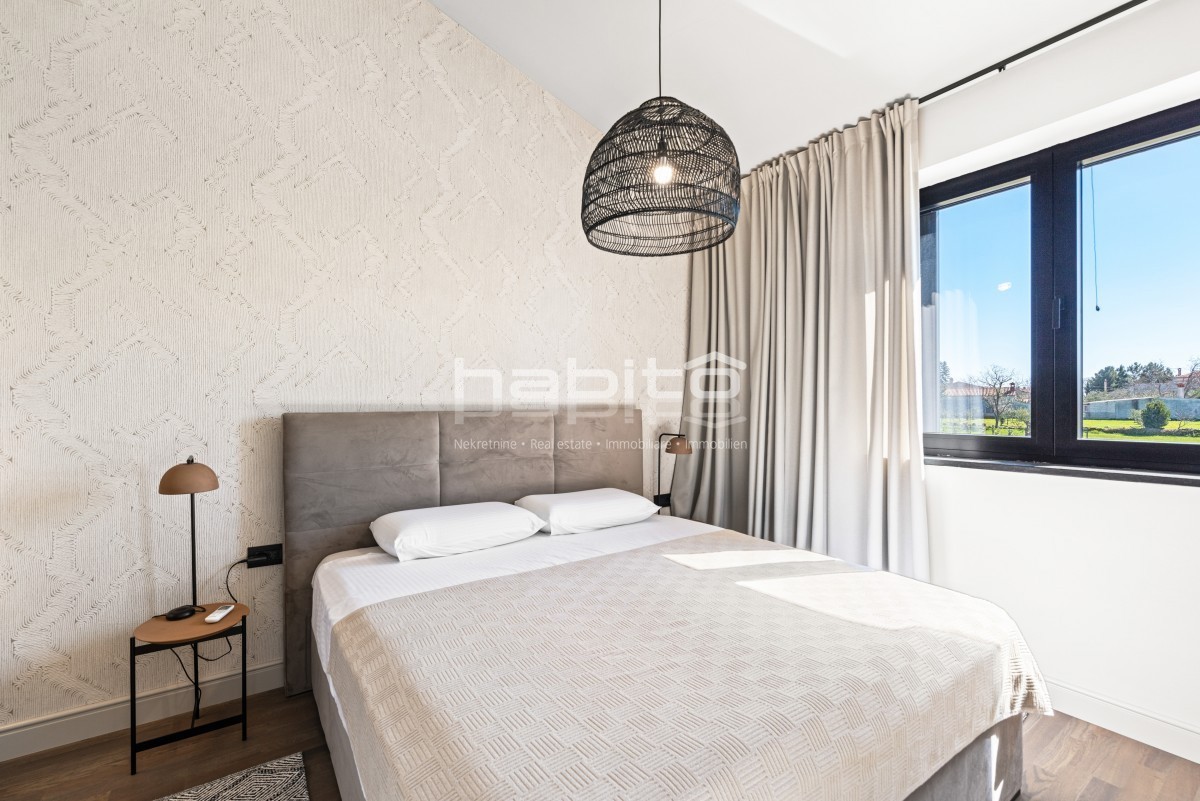 Krnica - Luksuzna Vila z Bazenom na Mirni Lokaciji Blizu Morja