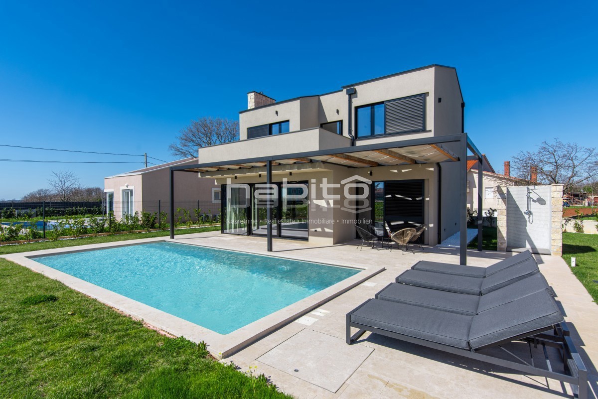 Krnica - Luksuzna Vila z Bazenom na Mirni Lokaciji Blizu Morja