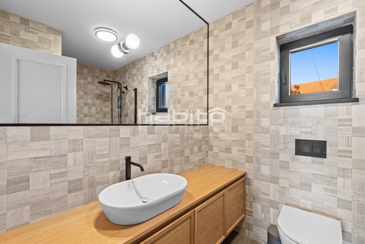 Krnica - Luksuzna Vila z Bazenom na Mirni Lokaciji Blizu Morja