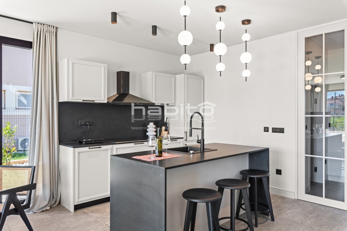 Krnica - Luksuzna Vila z Bazenom na Mirni Lokaciji Blizu Morja