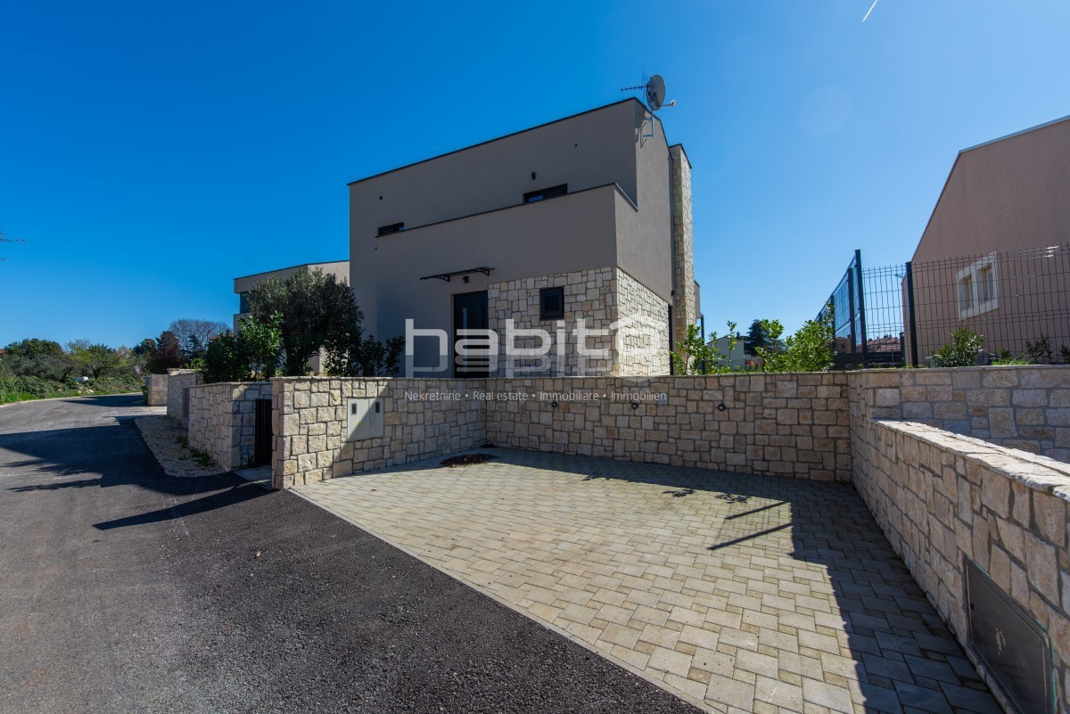 Krnica - Luksuzna Vila z Bazenom na Mirni Lokaciji Blizu Morja