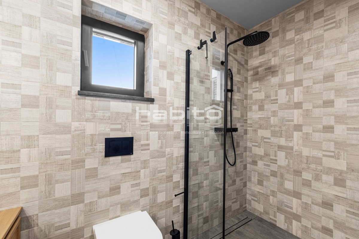 Krnica - Luksuzna Vila z Bazenom na Mirni Lokaciji Blizu Morja