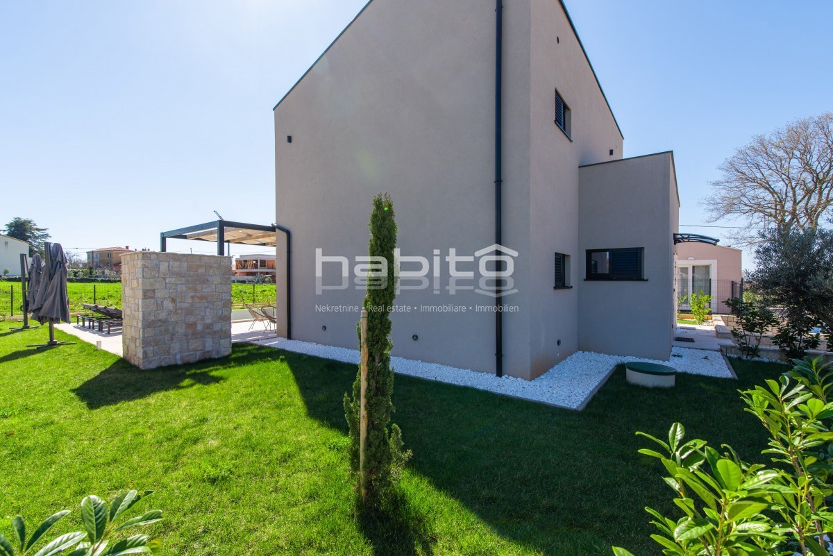 Krnica - Luksuzna Vila z Bazenom na Mirni Lokaciji Blizu Morja