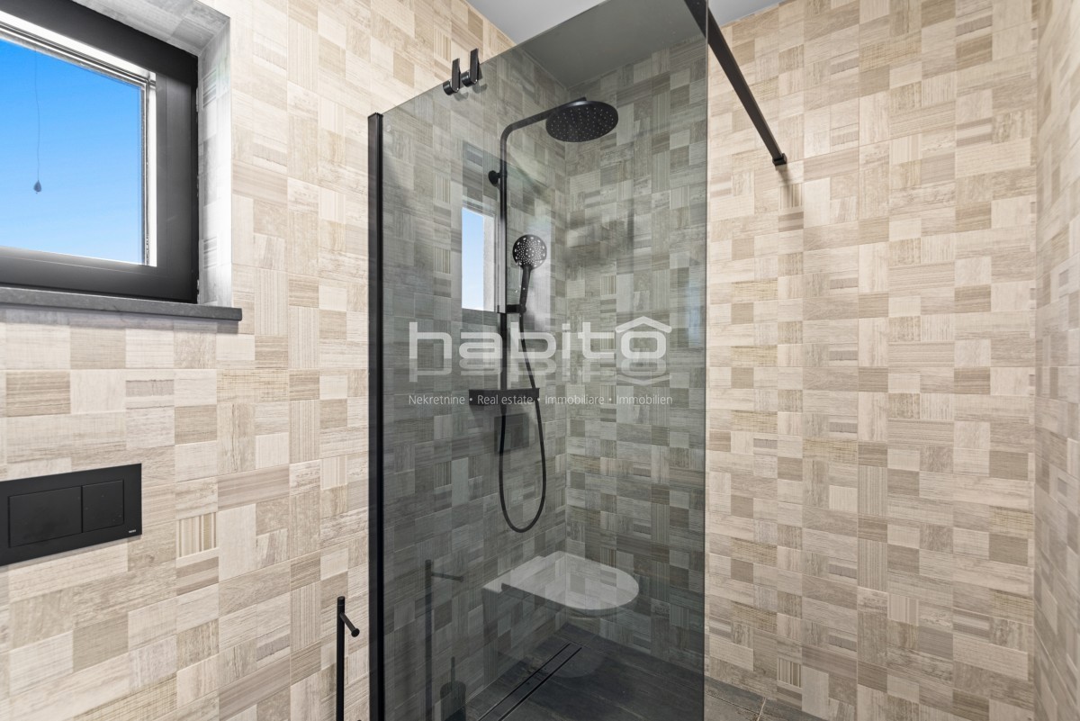 Krnica - Luksuzna Vila z Bazenom na Mirni Lokaciji Blizu Morja