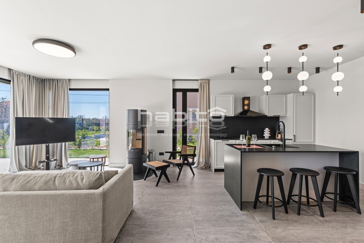 Krnica - Luksuzna Vila z Bazenom na Mirni Lokaciji Blizu Morja