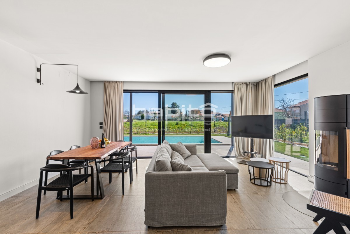 Krnica - Luksuzna Vila z Bazenom na Mirni Lokaciji Blizu Morja