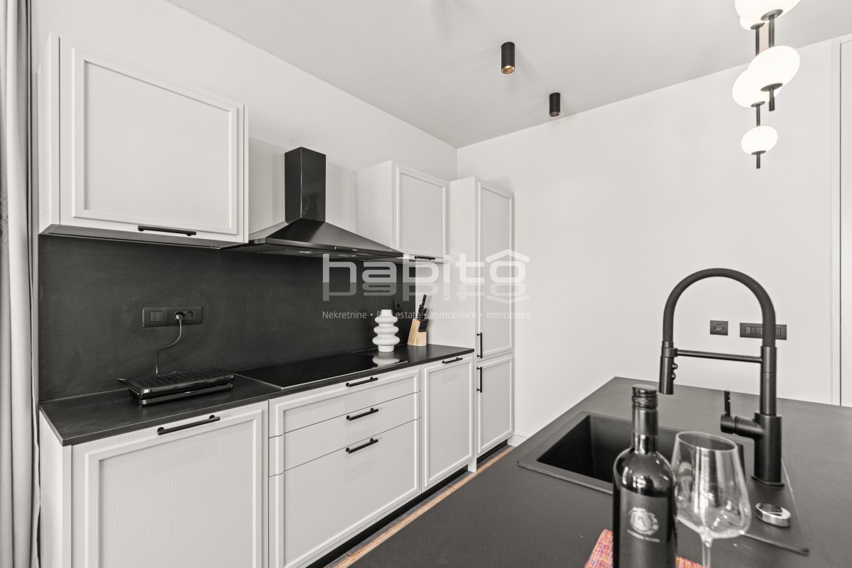 Krnica - Luksuzna Vila z Bazenom na Mirni Lokaciji Blizu Morja