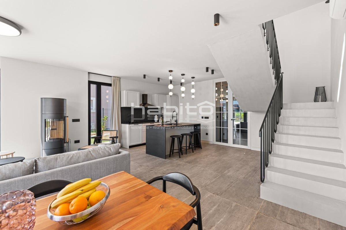 Krnica - Luksuzna Vila z Bazenom na Mirni Lokaciji Blizu Morja