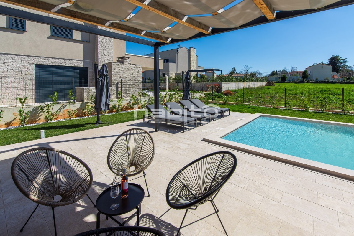 Krnica - Luksuzna Vila z Bazenom na Mirni Lokaciji Blizu Morja