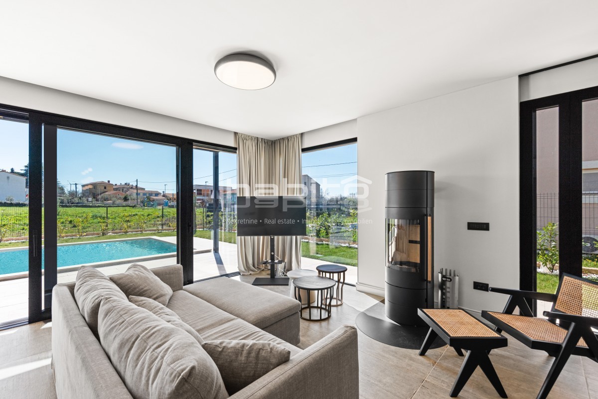 Krnica - Luksuzna Vila z Bazenom na Mirni Lokaciji Blizu Morja