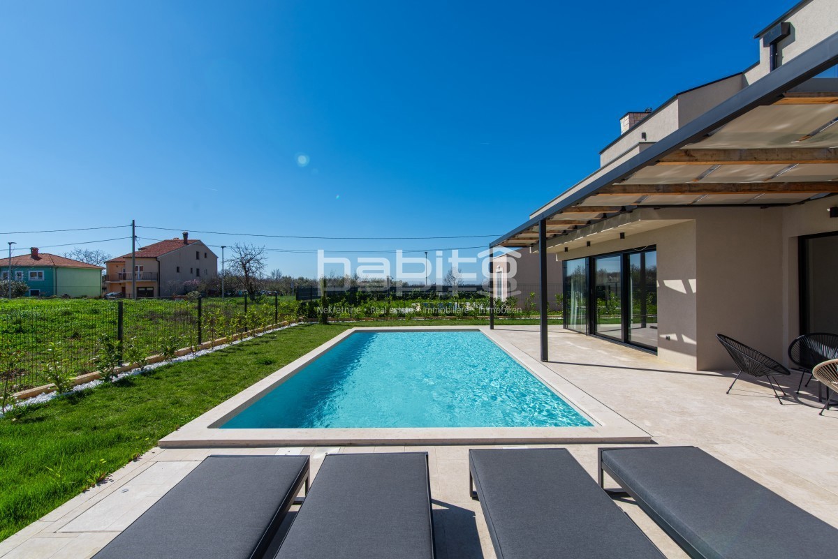 Krnica - Luksuzna Vila z Bazenom na Mirni Lokaciji Blizu Morja