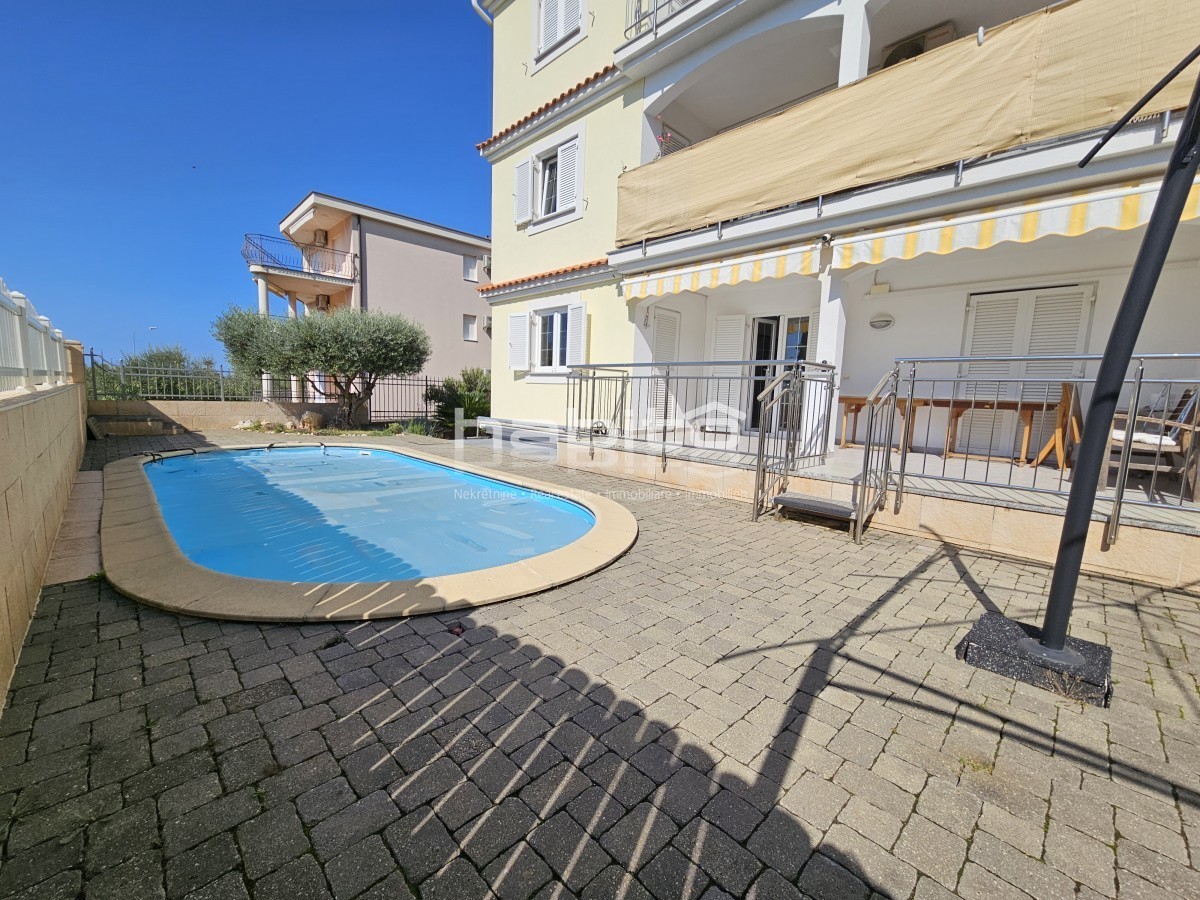 Poreč okolica - Stanovanje z bazenom 900 m od morja