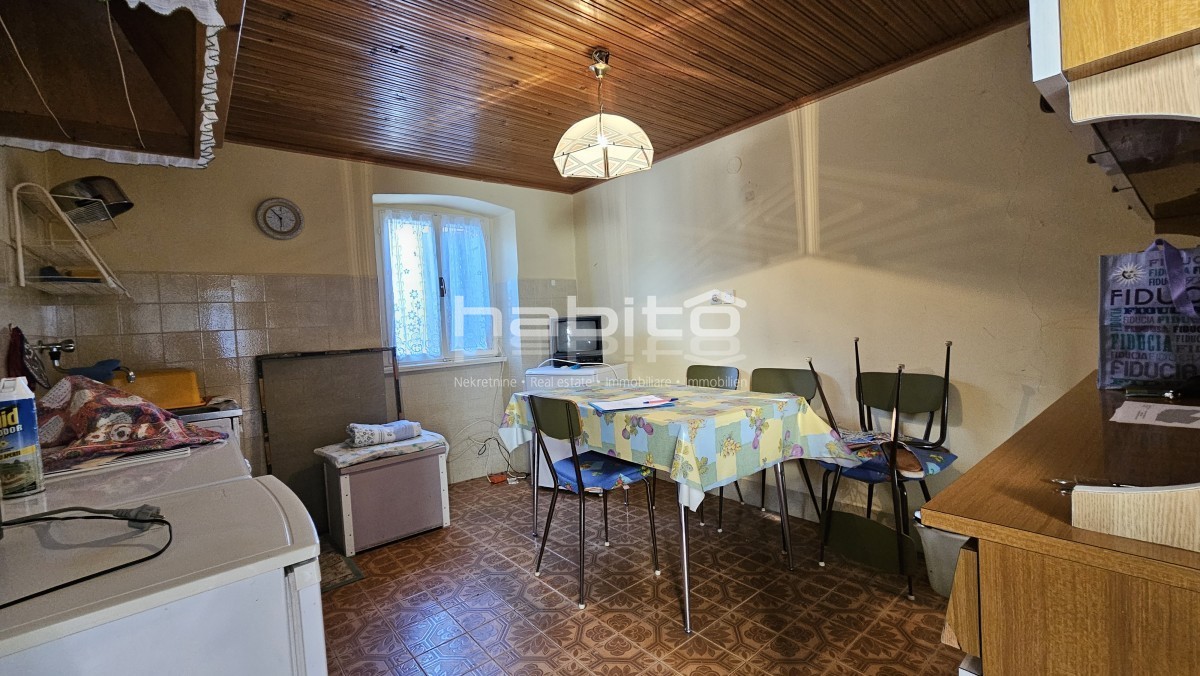 Okolica Grožnjana - Stara kamnita hiša za prenovo s pogledom na Grožnjan