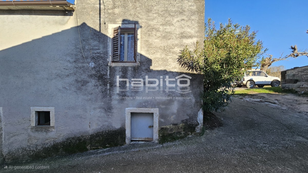 Okolica Grožnjana - Stara kamnita hiša za prenovo s pogledom na Grožnjan