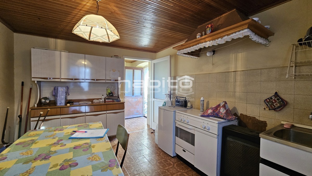 Okolica Grožnjana - Stara kamnita hiša za prenovo s pogledom na Grožnjan