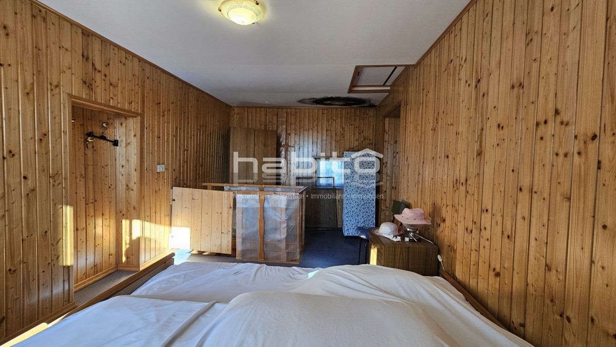Okolica Grožnjana - Stara kamnita hiša za prenovo s pogledom na Grožnjan