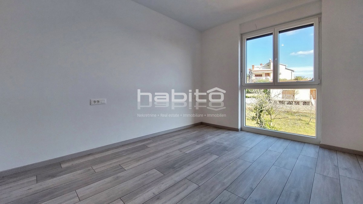 Poreč - Novo stanovanje s pogledom na morje, 2 spalnici, DVIGALO, 2 parkirni mesti