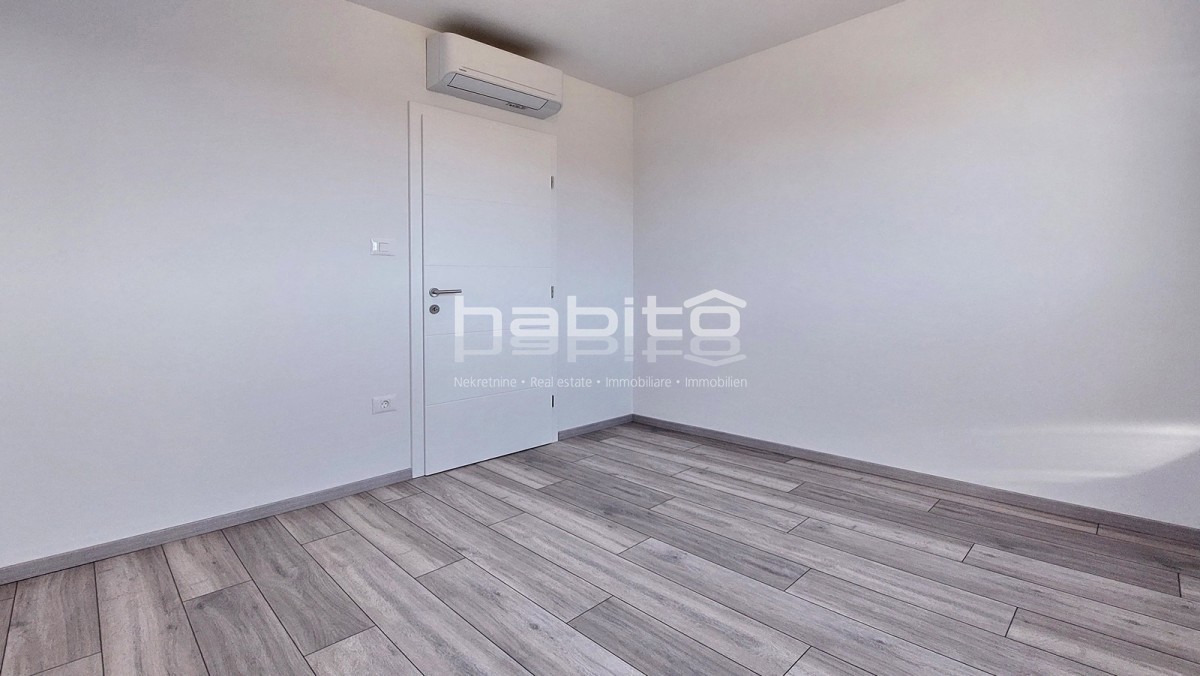 Poreč - Novo stanovanje s pogledom na morje, 2 spalnici, DVIGALO, 2 parkirni mesti