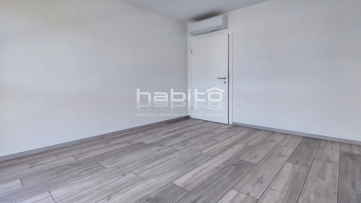 Poreč - Novo stanovanje s pogledom na morje, 2 spalnici, DVIGALO, 2 parkirni mesti