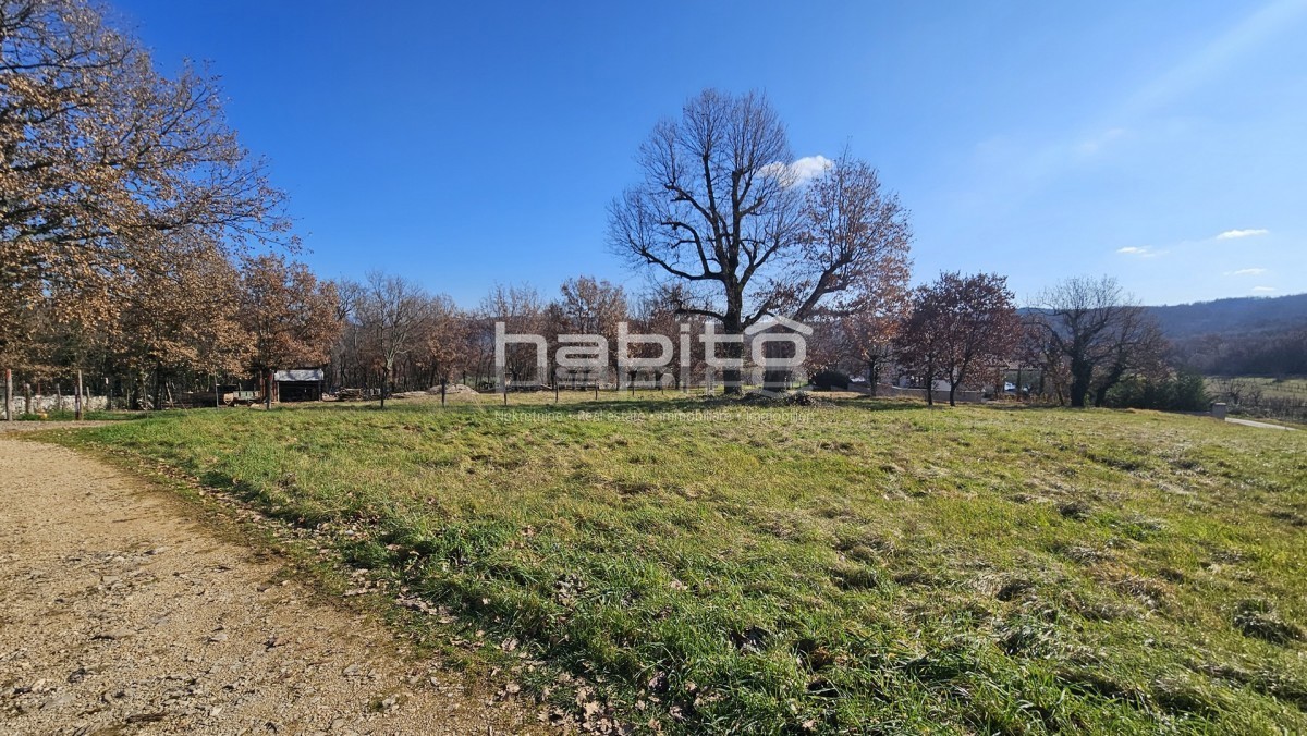 Stavbno zemljišče za stanovanjsko gradnjo – okolica Motovuna