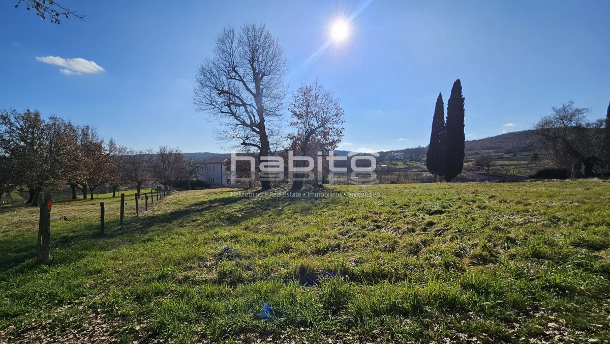 Stavbno zemljišče za stanovanjsko gradnjo – okolica Motovuna